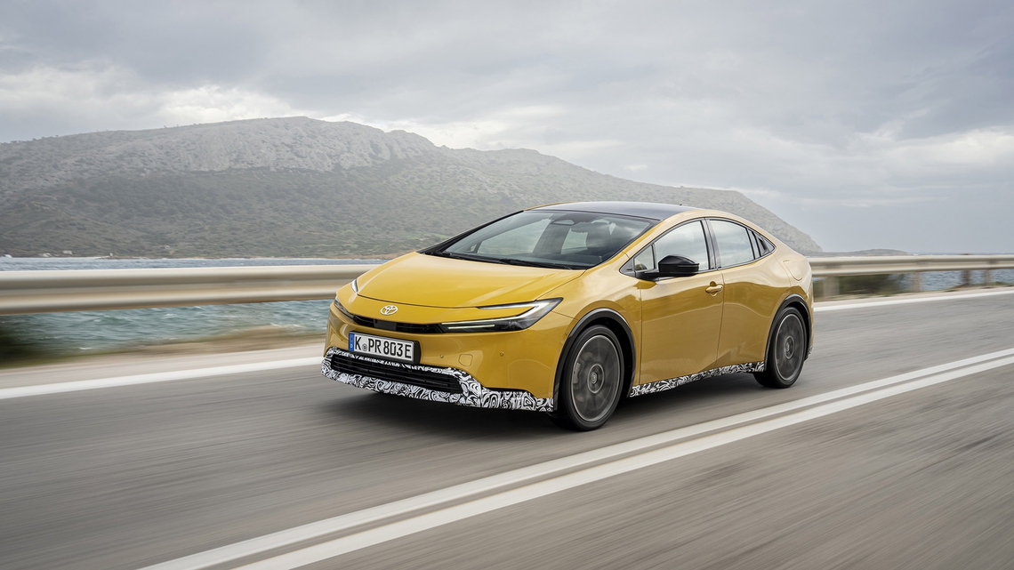 Toyota-Prius-rijdend-exterieur-geel-linker-voorzijde.jpg